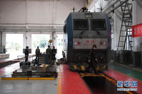 新华社丨重庆铁路部门整修机车助力货运复苏